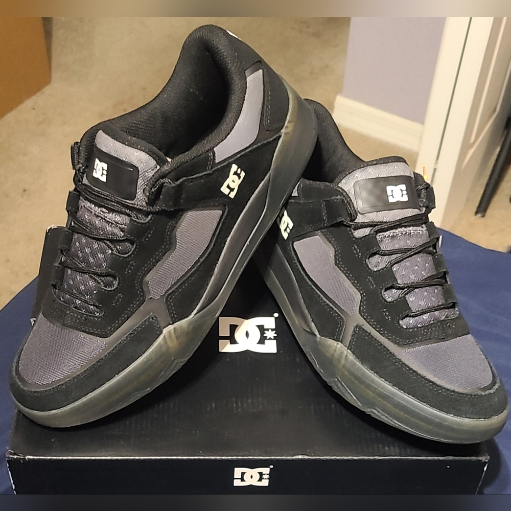 DC Metric LE Skate Low, New In Original Box! Mens 10.5/Womens 12
